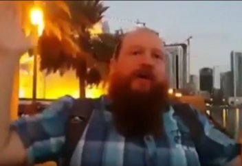 Әрі шоқынып, әрі «Аллаһу акбар» деп "есі шыққан" христиан (видео)