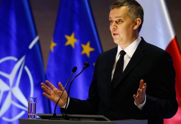 Министр лампаны микрофон екен деп қалды (видео)