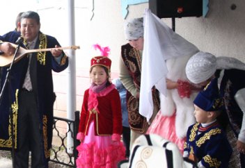 Являются ли поклоны, совершаемые невестой во время «Беташара», ширком или нет?