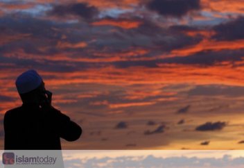 В этой деревне уже давно никто не живет, но азан здесь звучит регулярно...  (фото)