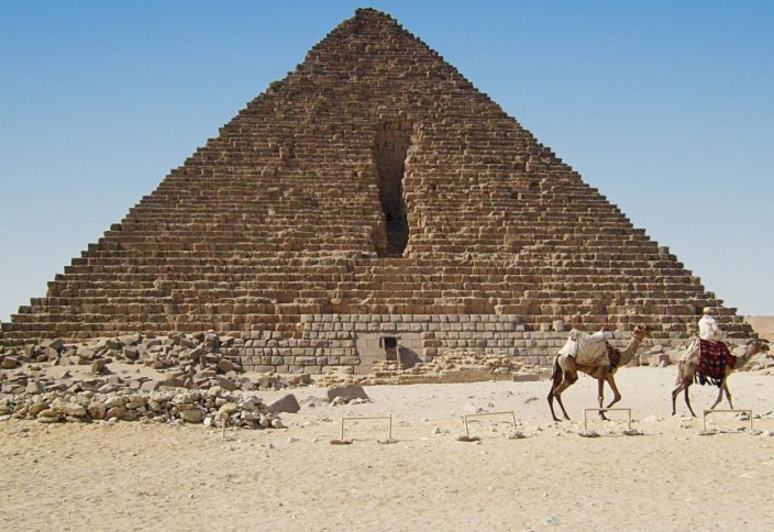 В 12 веке султан Аль-Азиз Усман пытался снести Великие пирамиды в Гизе