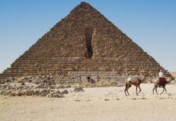 В 12 веке султан Аль-Азиз Усман пытался снести Великие пирамиды в Гизе