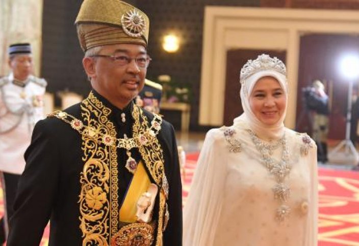 Разное: В Малайзии вступил на престол новый король. Сожжение 17-летнего мусульманина всколыхнуло Индию