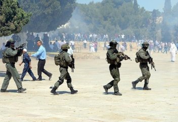 Израил сарбаздары Ақса мешітінде ойран салды