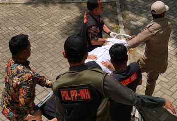 Наказаний по шариатскому закону, проведённых в исламском регионе Индонезии, привела к тому, что женщина потеряла сознание (фото)