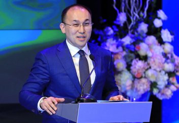 Дәурен Абаев телефондарды міндетті тіркеу туралы норманы түсіндірді