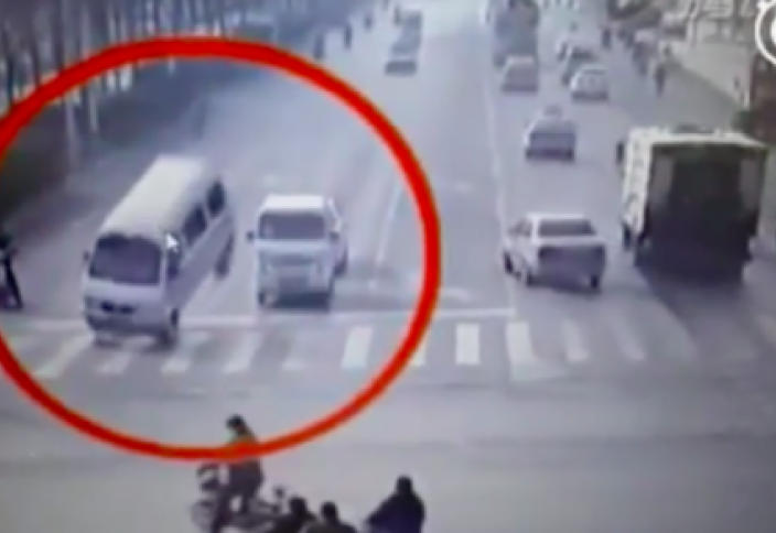 Қытайдағы автокөліктердің өздігінен төңкеріліп кеткені бейнеленген видео пайда болды