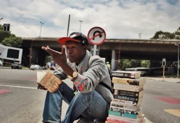 Филани Дладла – «тротуарный книжный червь»