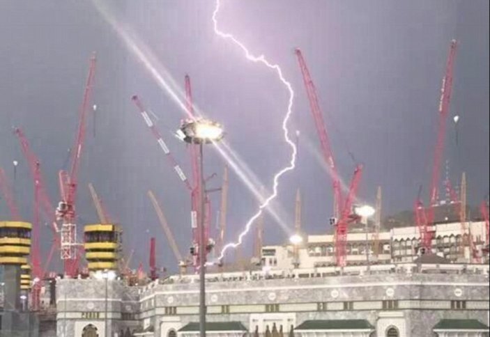 Жаһан: Меккеде құлаған кранға найзағай түскен көрінеді