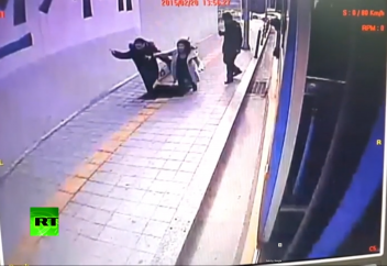 Оңтүстік Кореяда 2 адам жер астына түсіп кетті (видео)