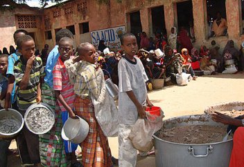 Босқын мұсылмандар доңыз етін бермеуді талап етті