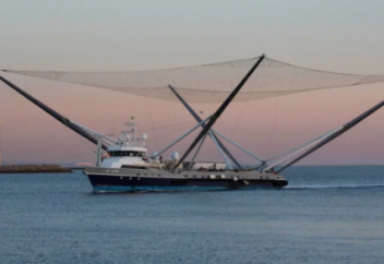 В SpaceX показали, как ловят части ракет плавающим кораблем (видео)