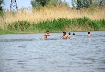 Аузы берік адамға өзен-көлге түсуге бола ма?