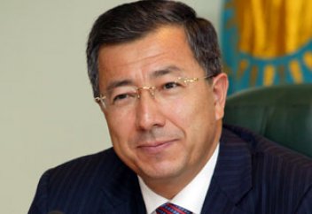 Қолынан тәспісін тастамайтын Жансейіт Түймебаев жұрт назарына ілікті (фото)