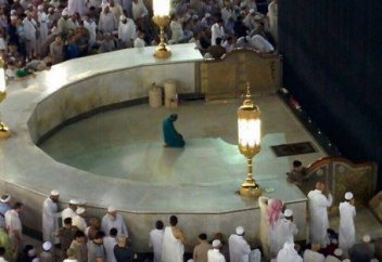 Кто похоронен перед Каабой в месте под названием "Хатим"?