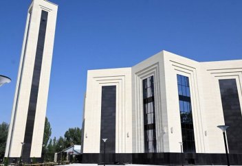 Президент Кыргызстана открыл в Таласе мечеть с необычной архитектурой