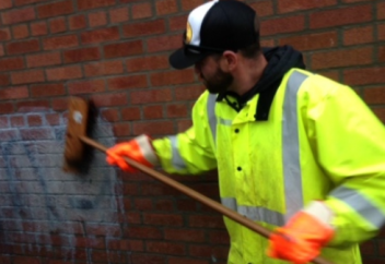 Депутаты городского собрания пришли к исламской школе с ведрами и тряпками