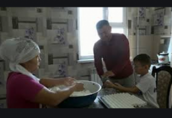 Батыс Қазақстанда бір жанұя құрт сатып тапқан табысына зәулім үй салып алды (ВИДЕО)