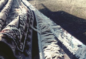 Қайтыс болған адамды ораған кілемді не істеуге болады?