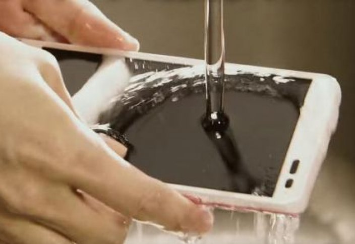 Японцы создали смартфон Digno Rafre, который можно мыть водой с мылом