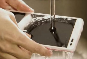Японцы создали смартфон Digno Rafre, который можно мыть водой с мылом