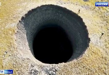 На Ямале найден гигантский провал в земле: почему это очень плохо (видео)