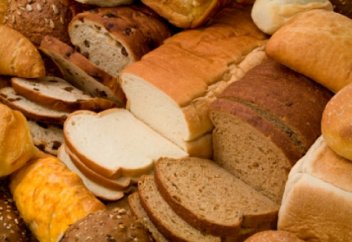 Кәсіпкер келіншек зейнеткерлерге тегін нан үлестіруде (видео)