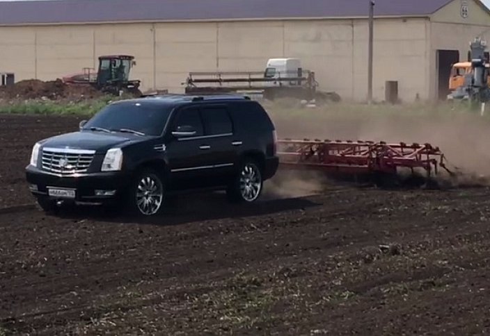 Разные: Cadillac как альтернатива трактору. Башкирский фермер вспахал поле на внедорожнике (ВИДЕО)