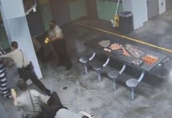 Түрмедегі тұтқын күзетшілерді ұрып тастады