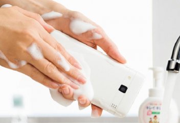 Сабындап, ыстық сумен жууға болатын смартфон таныстырылды  (видео)