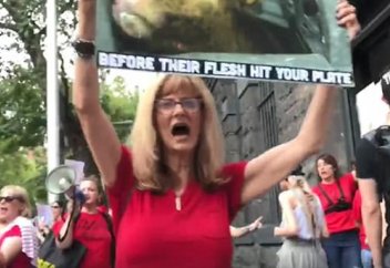 Мясники взвыли от агрессивных вегетарианцев и обратились к властям