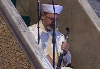 Екі құтпаның ортасында отырып дұға жасау бидғат деп жүргендер бар. Осы қаншалықты рас?