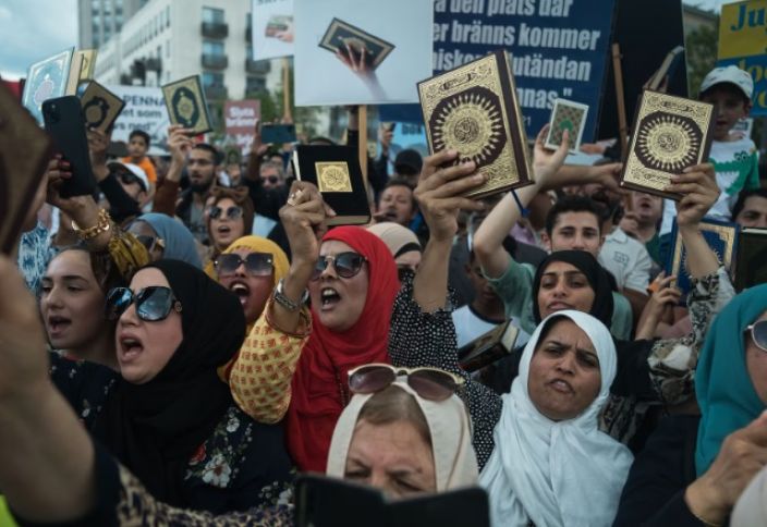 Санкционированная властями акция в защиту Корана в Стокгольме собрала тысячи участников (видео)