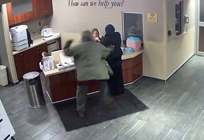 Девушку в хиджабе избили в приемном покое больницы (ВИДЕО)