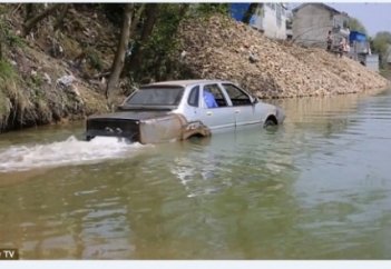 Су тасқыны болғанда адамды «құтқаратын» көлік (видео)