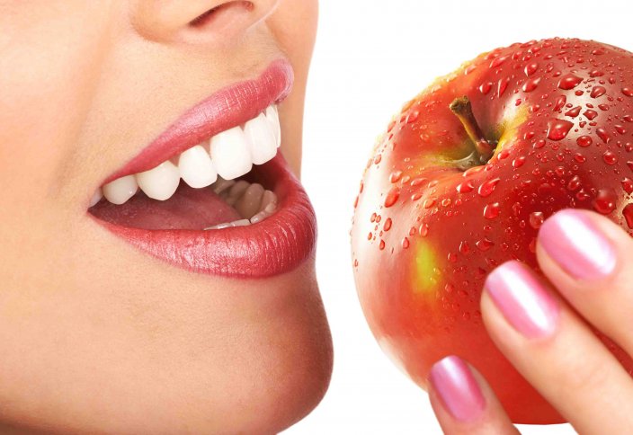 Стоматологи назвали главные продукты-"разрушители" зубов