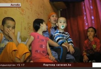 Мать-одиночка с пятью детьми живет в кладовке (видео)