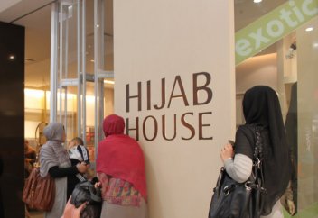 Срыв фотосессии мусульманского бренда группой спецназа