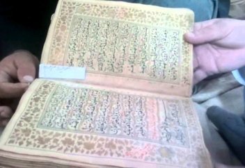 Бұл елде тозығы жеткен Құран кітаптарын әйелдер өз еркімен қалпына келтіреді (видео)