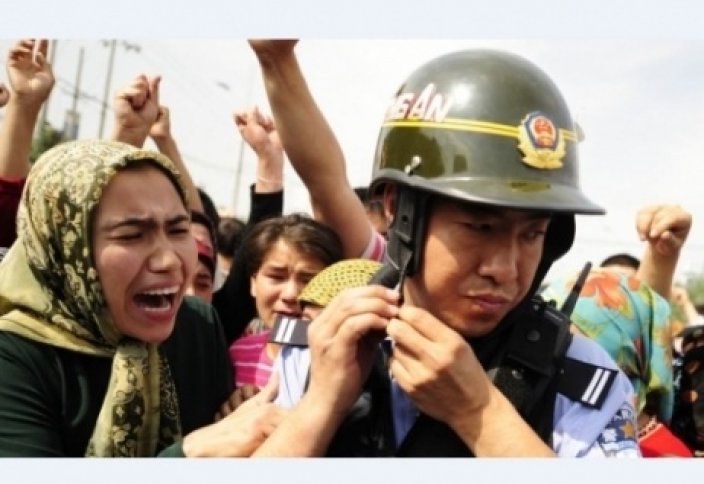 Қытай полицейлері «террорист» қойды тексеруде (видео)