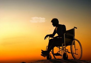 Сал болып қалғандардың жүруіне мүмкіндік беретін жұлын импланты жасалды