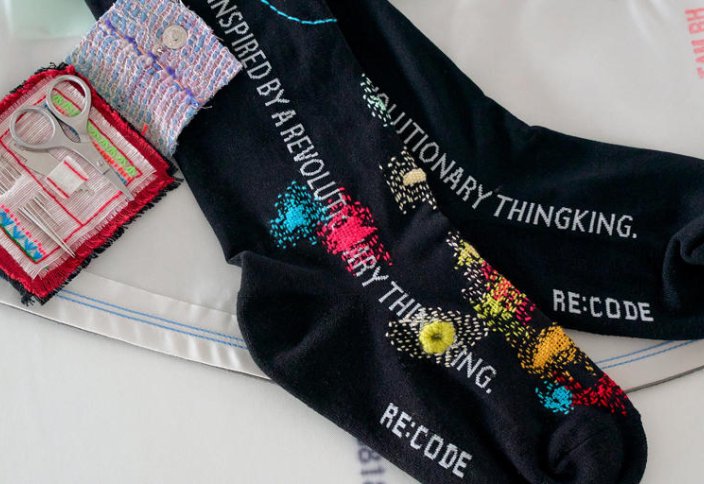 Тренд видимого ремонта превращает изношенную одежду в личную роскошь