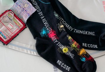 Тренд видимого ремонта превращает изношенную одежду в личную роскошь