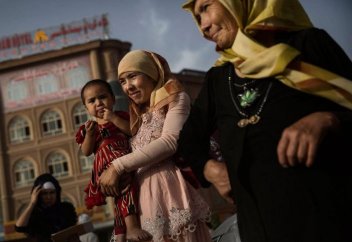 Дінді желеу етіп, енді азшылықты құрайтын ұлттарға ауыз сала бастады