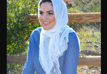 Сәрсенбі күні ирандық әйелдер тек ақ хиджап қана киеді. Неге?