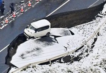 Япония сдвинулась после мощного землетрясения