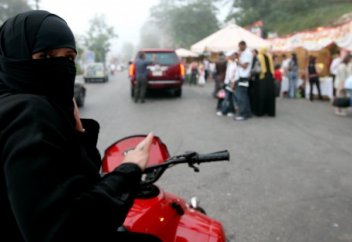 В Саудовской Аравии женщины смогут водить мотоциклы и грузовики