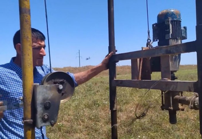 Азербайджанец благодаря своему изобретению обеспечивает сельчан чистой водой - видео