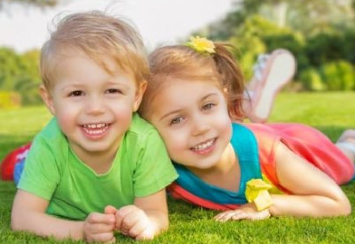 Учёные доказали, что люди, у которых есть сёстры, счастливее остальных