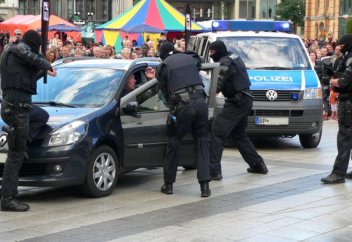 Разное: Названо число погибших от пуль полицейских в Германии за последние два года. В Пакистане по коррупционным делам конфисковано более $2 млрд